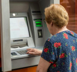 Los cajeros automáticos dejarán de aceptar tarjetas físicas: cómo será el nuevo sistema para retirar efectivo